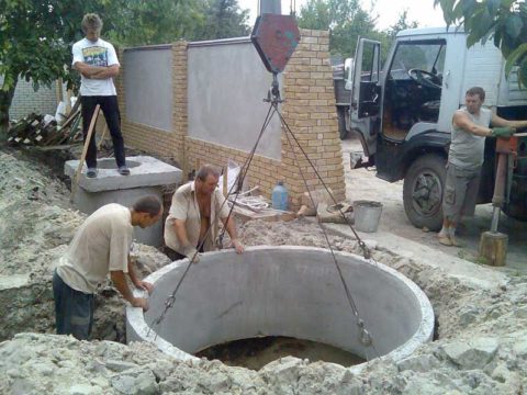 Установка бетонных колец при помощи крана Установка бетонных колец при помощи крана