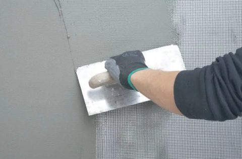 Утапливание сетки в клей