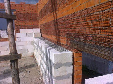Во многих регионах для таких стен никакой утеплитель не нужен