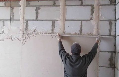 Выравнивание газобетонной стены