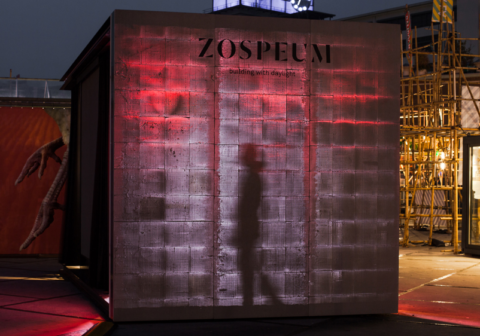 Выставочная стена, построенная из блоков Zospeum