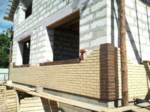 Укладка облицовки на газобетонные блоки