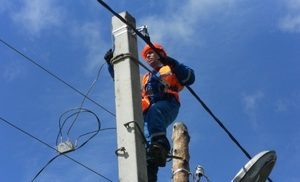 Рабочий на столбе ЛЭП