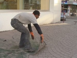 Применение штампа для бетона