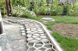Укладка садовой дорожки
