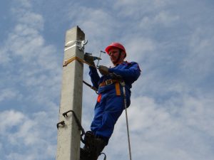 Монтер в страховочном ремне