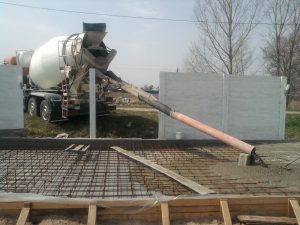 Заливка бетона из автобетоносмесителя