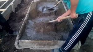 Замес бетона вручную